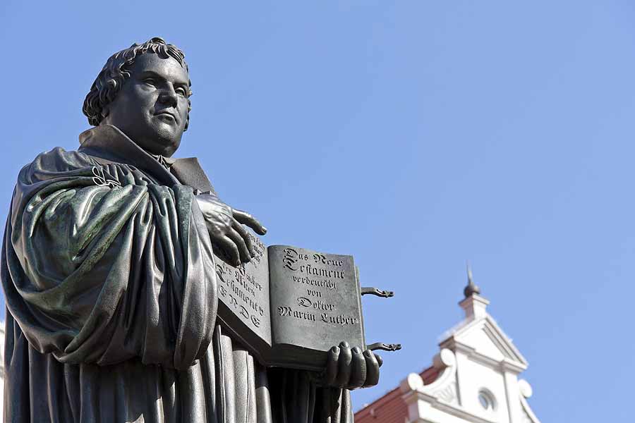 Saksen-Anhalt-Wittenberg-standbeeld-Luthermarktplein-familievakanties.nl